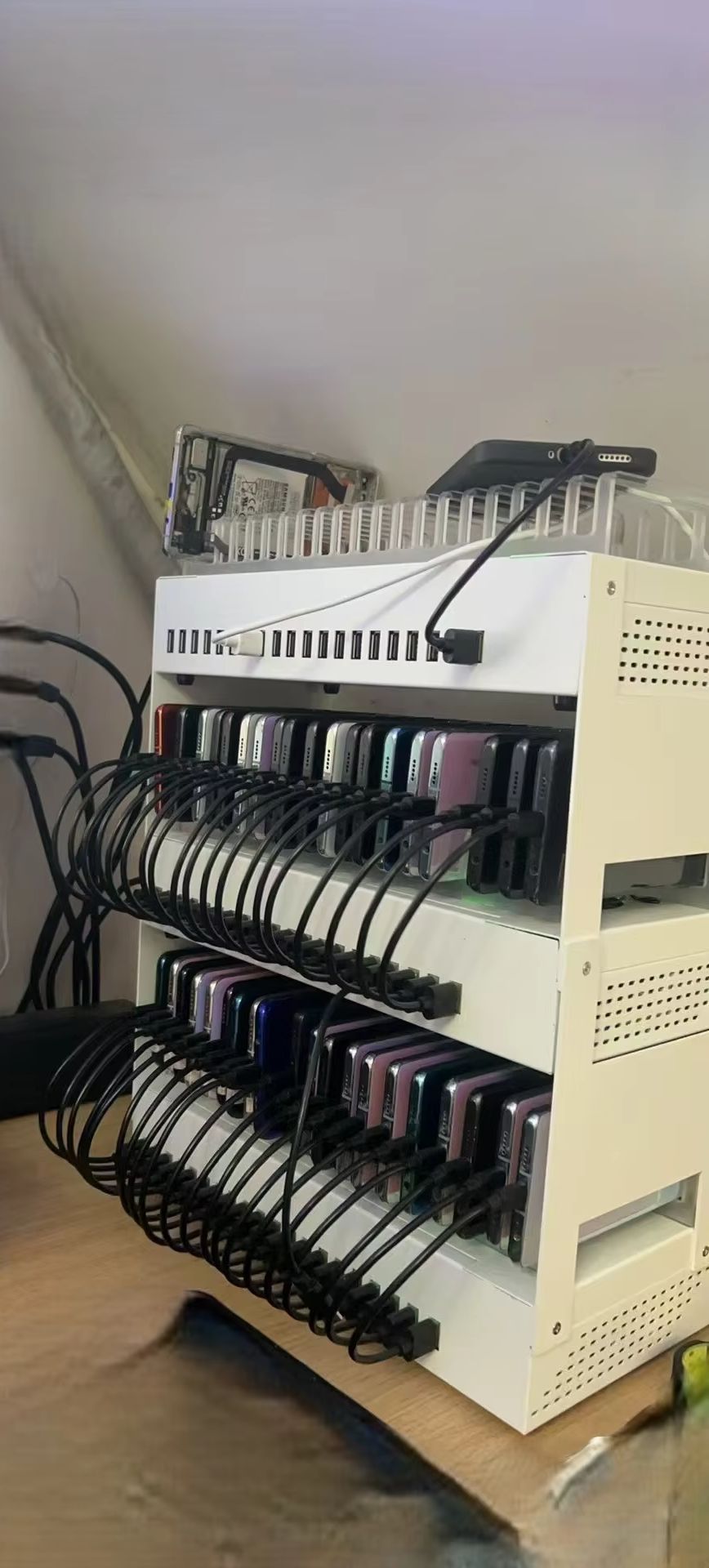 Box con 60 Porte USB per Ricar - Usb Hub recensione e prezzo